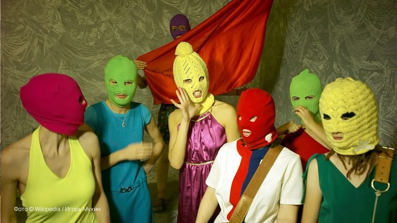 Панк группа Pussy Riot внесена в перечень террористов и экстремистов Об этом сообщает Росфинмониторинг Скандальная панк группа основана в 2011 году и известна своими провокационными акциями   Подпишитесь на Абзац в Максе