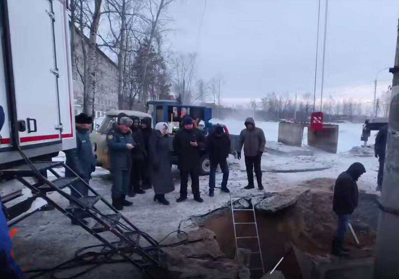 119 домов в Хабаровске остались без отопления в результате коммунальной аварии 23 февраля жители Краснофлотского района встретили с холодными батареями Из за порыва на тепломагистрали ТМ 33 без отопления и горячего водоснабжения остались жильцы улиц Тихоокеанская Бондаря Даниловского Шелеста Фоломеева Там же расположены и общежития ТОГУ в которых замерзают студенты На месте работают коммунальщики восстановить теплоснабжения обещают к 6 утра По прогнозам синоптиков температур ночью опустится до 17 днём до 12