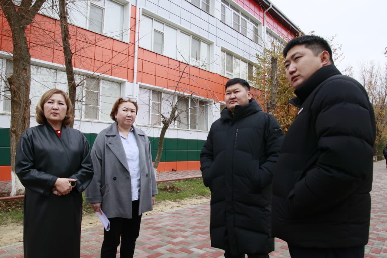 Интернет газета Степные вести Новости В школах Элисты планируют установить умные спортивные площадки По поручению Главы Калмыкии Бату Хасикова в Элисте проинспектировали школы которые станут частью проекта Бизнес спринт Я выбираю спорт Проверку провели министр физической культуры и спорта Калмыкии Константин Батыров и глава администрации Элисты Алдар Лиджиков У вас есть новость которой вы хотите поделиться Расскажите нам Stepnyevesti bot Подписаться на stepnyevesti Калмыкия Калмыкия Элиста регион08 Степные вести c источник