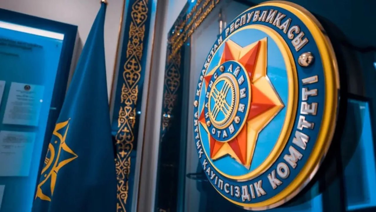 Кейс нового Антикора — взяли руководителя управления департамента госдоходов по Акмолинской области  Его подозревают в получении взятки, сообщили в пресс-службе КНБ РК. Начали досудебное расследование.  Примечательно вот что — КНБ пишет:  «Служба по противодействию коррупции КНБ задержала руководителя управления департамента государственных доходов...»  То есть кейсом занимается новая служба, которая пришла на смену расформированному Токаевым прежнему Антикору. Это следует из сообщения силового ведомства.  Какую избрать меру пресечения для задержанного, ещё решают. Пока это все подробности.  После поглощения Антикора Комитетом нацбезопасности мы решили проследить эволюцию спецслужбы и «вернулись в прошлое». Детали — здесь.  • Фото и видео: КНБ РК.