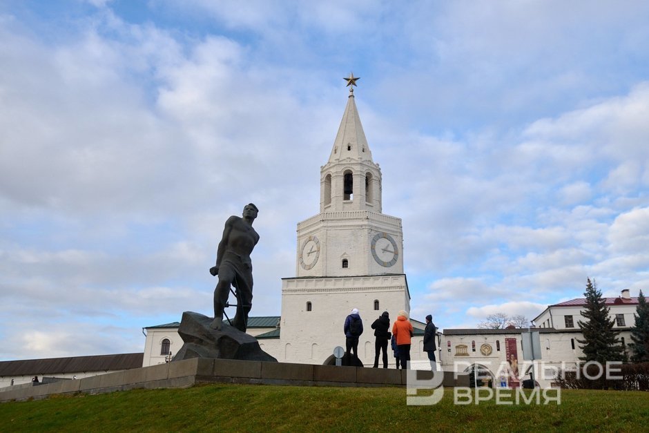 Татарстан хочет увеличить турпоток до 4 4 млн человек к 2028 году Но план может быть перевыполнен Несмотря на вызовы последних лет вызванные пандемией и санкционными ограничениями сфера туризма Татарстана демонстрирует уверенное восстановление и рост В 2024 году республику посетили 4 3 млн гостей это почти в два раза превышает показатели десятилетней давности Тем временем дальнейшие официальные планы развития отрасли менее амбициозные к 2028 году турпоток согласно распоряжению Кабмина хотят увеличить до 4 4 млн а объем платных туристических услуг без учета смежных сфер до 41 млрд рублей При этом в Госкомитете РТ по туризму Реальному времени заявили что скорее всего план окажется перевыполненным Подробнее об изменениях в госпрограмме по развитию туризма в Татарстане в материале издания Подпишитесь на Реальное время в МАХ Telegram Дзен