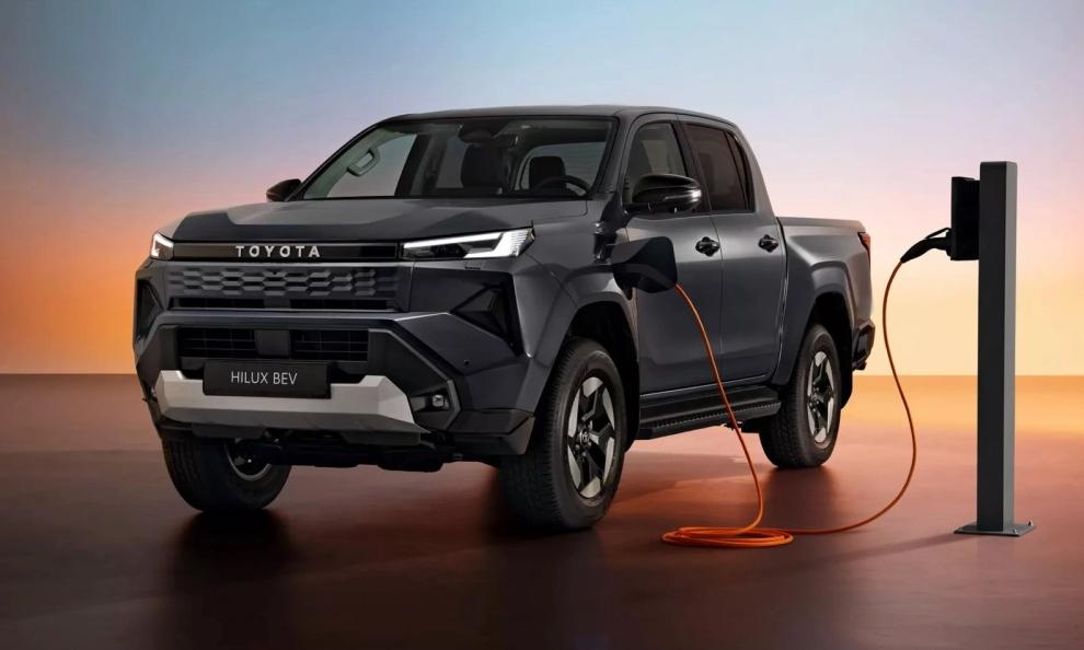 Новое поколение Toyota Hilux получило электрическую версию Пикап нового поколения поступит в продажу в декабре и будет предлагаться с различными вариантами силовых агрегатов включая бензиновый дизельный мягкий гибрид и чисто электрический Полностью электрическая версия использует два электродвигателя общей мощностью 193 лошадиные силы и питается от аккумуляторной батареи ёмкостью 59 2 кВт ч Toyota заявляет запас хода в 240 км по циклу WLTP или чуть более 300 км по циклу NEDC Toyota планирует выпустить версию на водородных топливных элементах в 2028 году