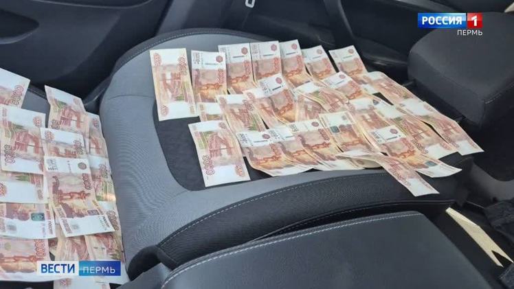 Двое уроженцев Азербайджана пытались подкупить сотрудника ФСБ Подкупить сотрудника ФСБ попытались двое уроженцев Азербайджана. Они предложили 500 тысяч рублей за то, чтобы он скрыл информацию о нарушениях на их лесопильных комплексах и прекратил проверки. Оперативник сообщил о взятке в подразделение собственной безопасности УФСБ по Пермскому краю. В итоге зломышленников задержали с поличным. Возбуждены два уголовных дела.