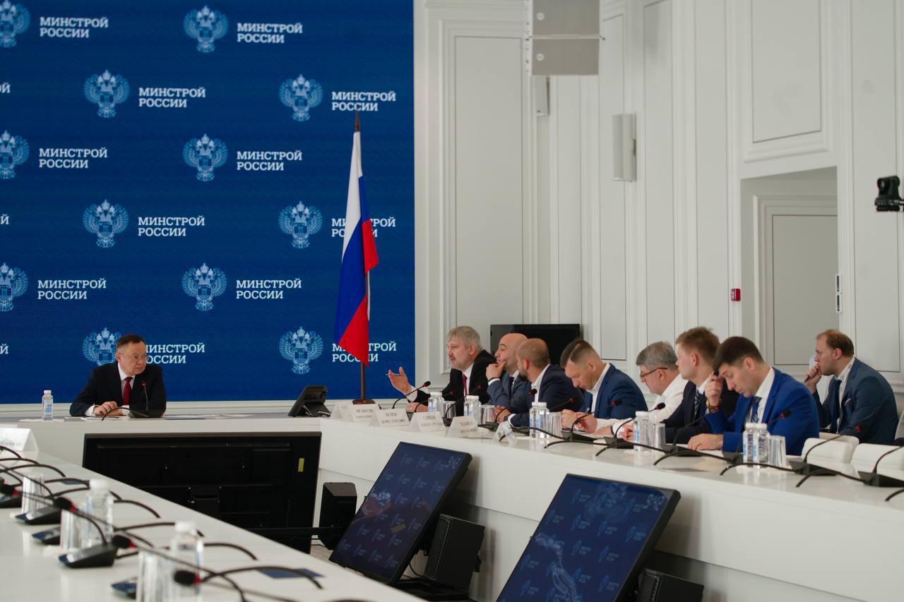 Глава Минстроя России Ирек Файзуллин провел совещание по вопросу капремонта здания Президиума РАН В настоящее время в здании проводится капитальный ремонт и замена покрытия стилобата. Его общая площадь превышает 20 тыс. м². В зоне Б также проводится капремонт фасада, включая витражное остекление, ремонт кровли, работы по внутренней отделке. Строители также обновляют существующие инженерные сети. Реконструкция здания Президиума РАН продлится до 2029 года. В совещании приняли участие представители ФАУ «Главгосэкспертиза России», ППК «Единый заказчик» и ООО «Р-СТРОЙ». Ранее Ирек Файзуллин осмотрел ход выполнения работ по капремонту здания Президиума РАН и совместно с Президентом академии провел совещание по второму этапу проведения работ.