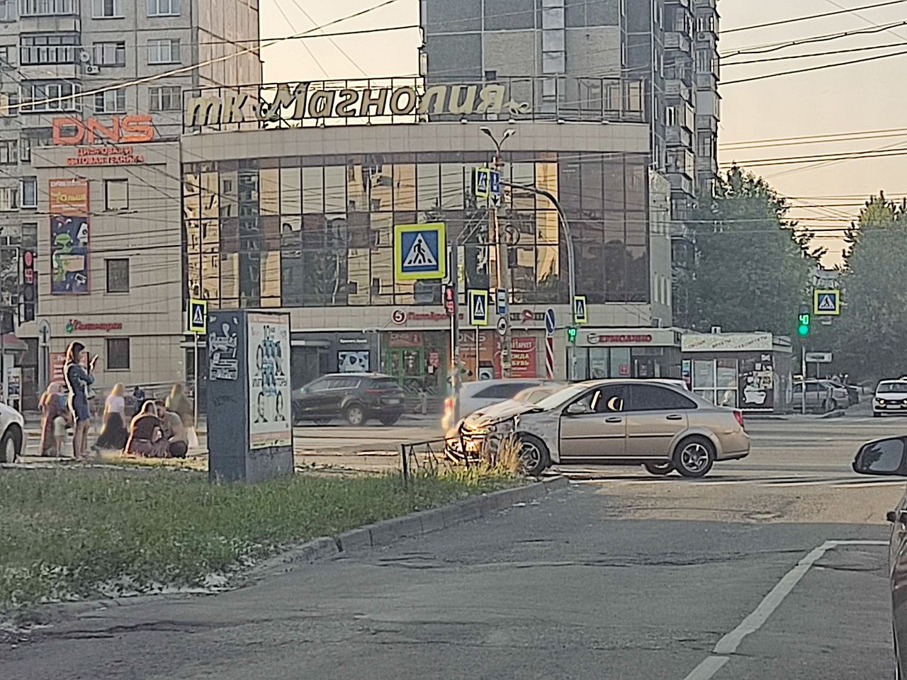 Вечером в Челябинске на перекрестке Красного Урала и Комсомольского проспекта столкнулись два легковых автомобиля  Об этом сообщают очевидцы, заявляя, что одна из иномарок вылетела на тротуар.   Транспортные средства получили механические повреждения.На месте работают сотрудники Госавтоинспекции.   За фото и информацию спасибо нашему подписчику.