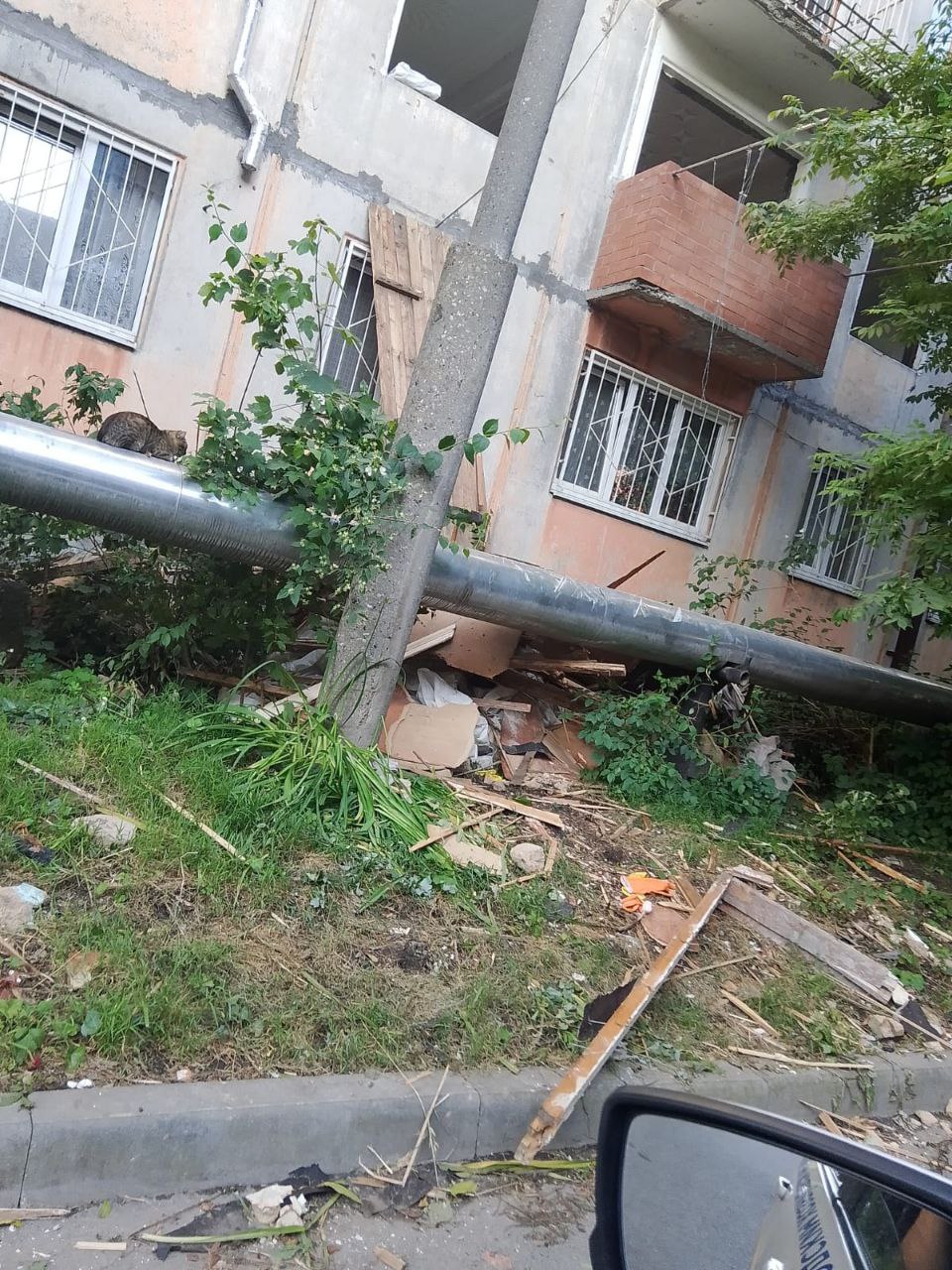 В соответствии со статьей 66 Правил благоустройства города складирование строительных материалов на прилегающей территории жилого дома, предприятия, учреждения, организации запрещено. За несоблюдение Правил в области обеспечения санитарно-эпидемиологического благополучия населения предусмотрена административная ответственность. Нарушение, выразившееся в складировании строительного мусора выявлено инспекторами административно – технического отдела УКГХ по адресу: пер.Автобусный, 8. В отношении нарушителя составлен протокол об административном правонарушении в соответствии с ч.8 ст.6 Закона РСО-А №43-РЗ, проведена разъяснительная работа.