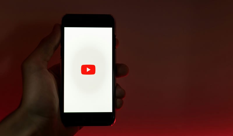 YouTube объявил о масштабном обновлении дизайна видеоплеера и элементов управления которое уже запущено для приложений на Android iOS и веб версии Обновление нацелено на создание более интуитивно понятного интерфейса Изменение расположения элементов информация о видео теперь находится в верхнем левом углу на телевизорах с объединением кнопок Нравится Не нравится и других Оптимизация для мобильных устройств элементы управления сгруппированы в левую часть экрана а новые анимации визуализируют действия пользователей Улучшение интерфейса комментариев новая система ответов позволяет легче ориентироваться в дискуссиях Обновления начались с этой недели и будут доступны всему миру Источник изображения Szabo Viktor Unsplash Для более подробной информации YouTube обновление Unlim AI
