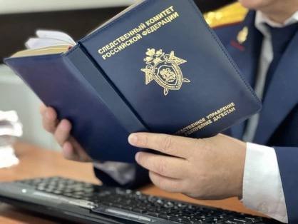 Возбуждено уголовное дело по факту смерти рабочего на производстве    Следственным отделом по Ленинскому району города Махачкала следственного управления Следственного комитета Российской Федерации по Республике Дагестан по факту гибели 67-летнего местного жителя на производстве, возбуждено уголовное дело по признакам преступления,  предусмотренного ч. 2 ст. 143 УК РФ  нарушение требований охраны труда, повлекшее по неосторожности смерть человека .   По версии следствия, 24 ноября 2024 года в Махачкале, во время проведения работ по изготовлению бетонных изделий в одном из малых предприятий, в результате допущенных его должностными лицами нарушений требований охраны труда, формовщика железобетонных изделий придавило металлоформой. От полученных тяжких повреждений мужчина скончался на месте.   В настоящее время проводятся следственные действия, направленные на установление виновного должностного лица и привлечение его к уголовной ответственности.