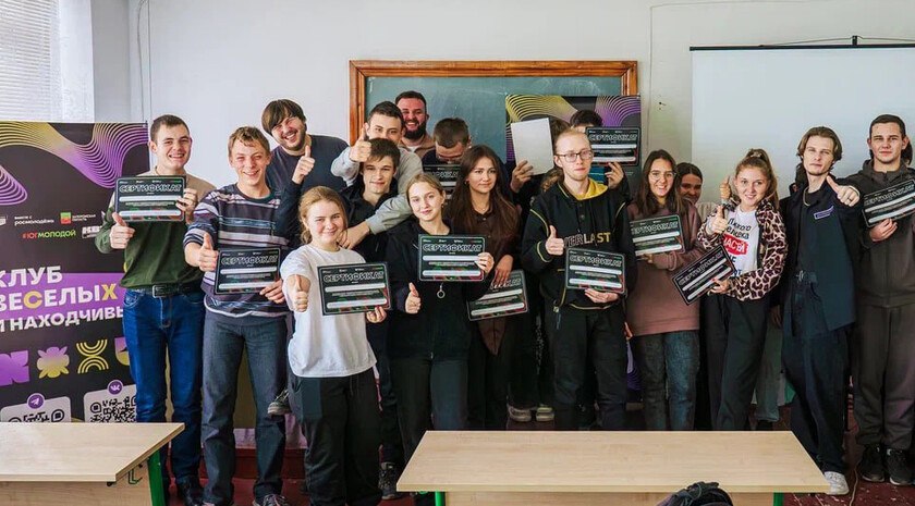 В Запорожской области стартовала выездная школа КВН Официальной Запорожской лиги Открытие выездной школы КВН Официальной Запорожской лиги которая собрала молодых участников движения Международного союза Клуба веселых и находчивых состоялось в Приморске на базе Приморского колледжа Программа школы включала занятия по актерскому сценическому и сценарному мастерству правилам подготовки юмористических конкурсов и работе с техническим оборудованием НОВЫЙ МЕЛИТОПОЛЬ