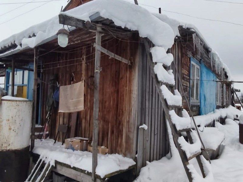 В Туруханском районе нетрезвый отец во сне задавил 5-месячного сына  Инцидент произошёл на улице Лесной посёлка Мадуйка. Семейная пара легла на диван со своим пятимесячным сыном. Накануне родители распивали крепкие напитки. Мужчина уснул, не заметил ребёнка и навалился на него своим весом. После пробуждения родители обнаружили сына без признаков жизни. Малыш задохнулся под тяжестью отцовского тела. Следком возбудил дело о причинении смерти по неосторожности.