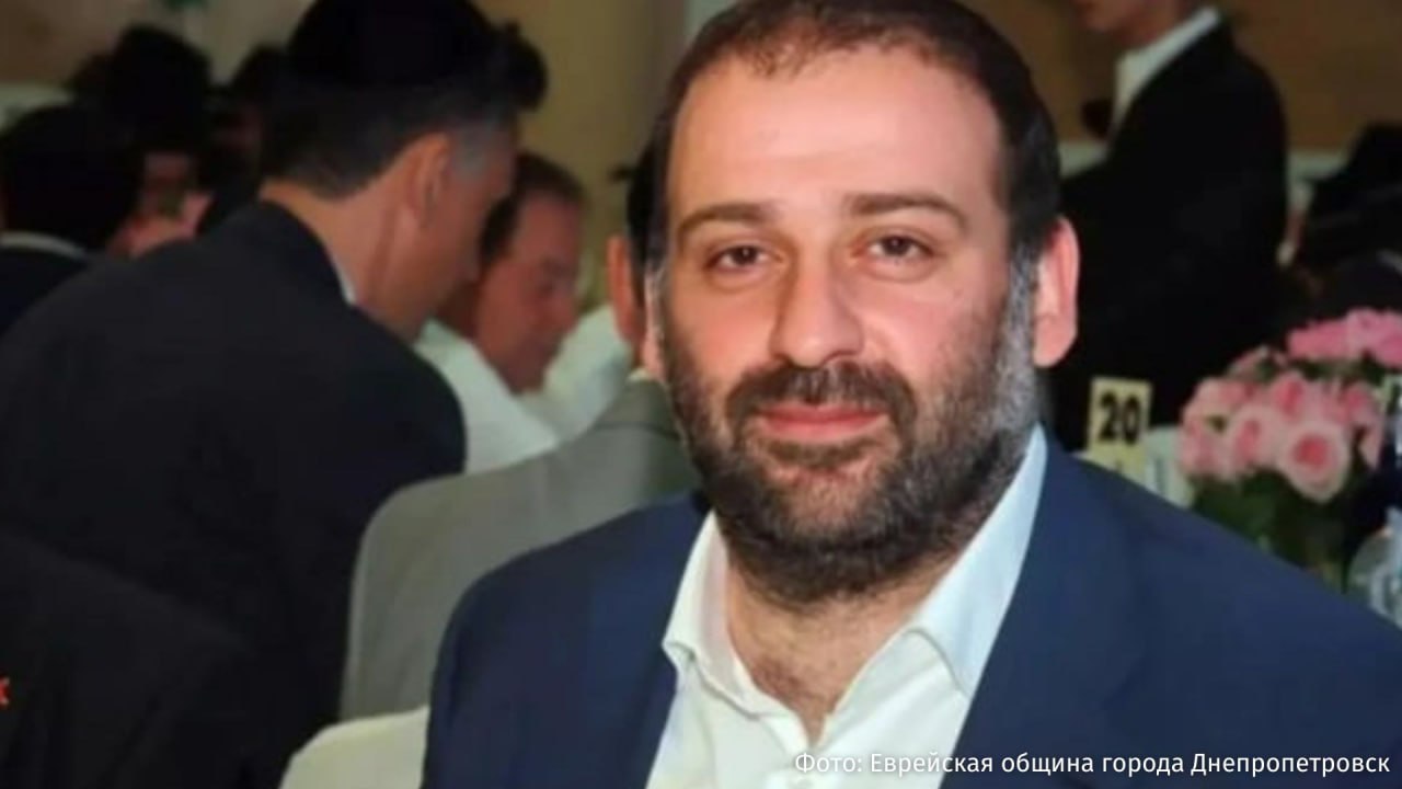 Фракция Европейская солидарность Петра Порошенко заявила о запуске процедуры отставки правительства на фоне коррупционного скандала вокруг бизнесмена Тимура Миндича сообщается в Telegram канале партии Украиной больше не может руководить коалиция Слуги народа и ОПЗЖ Оппозиционная платформа За жизнь Ред непрофессиональное и коррупционное правительство говорится заявлении фракции По мнению депутатов из за данного скандала под угрозой находятся доверие партнеров к Украине а также военная и финансовая помощь стране 10 ноября НАБУ и Специализированная антикоррупционная прокуратура провели обыски в том числе у совладельца Квартала 95 Тимура Миндича которого украинские СМИ называют кошельком Владимира Зеленского По их данным Миндич покинул Украину за несколько часов до обысков Позже НАБУ заявило что в энергетической сфере отмыто около 100 млн На фото Тимур Миндич внесен Росфинмониторингом в список лиц причастных к экстремистской деятельности или терроризму IZ RU в Telegram в MAX