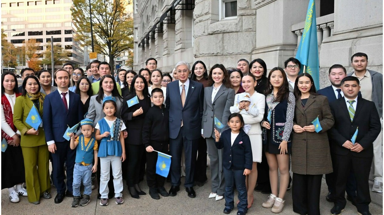 Переговоры Токаева с Трампом что стоит за визитом в США Касым Жомарт Токаев прибыл в Вашингтон для переговоров с Дональдом Трампом и участия в саммите Центральная Азия США передает ArbatMedia Как сообщает Акорда в международном аэропорту Вашингтона президента Казахстана встретил первый заместитель государственного секретаря США Кристофер Ландау Визит включает в себя двустороннюю встречу с президентом Дональдом Трампом которая запланирована на завтра Также Токаев примет участие в саммите Центральная Азия США где планируется обсуждение регионального сотрудничества и укрепления партнёрства между странами В ходе пребывания в американской столице глава государства пообщался с представителями казахстанской диаспоры выразив поддержку и пожелав успехов в их деятельности Прислать новость