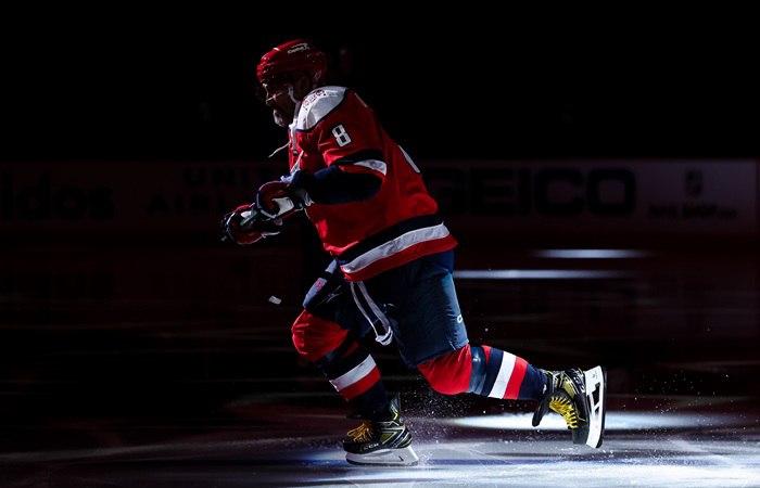 Александр Овечкин забросил 900 ю шайбу в карьере в НХЛ Юбилейную шайбу хоккеист Вашингтона провел во втором периоде матча против Сент Луиса С этим голом столичная команда поздравила россиянина на льду в полном составе 40 летний Овечкин рекордсмен НХЛ В апреле этого года он побил высшее достижение принадлежавшее канадцу Уэйну Гретцки 894 гола Всю заокеанскую карьеру россиянин проводит в Вашингтоне в составе которого в 2018 году он выиграл Кубок Стэнли Фото Scott Taetsch Getty Images interfaxonline