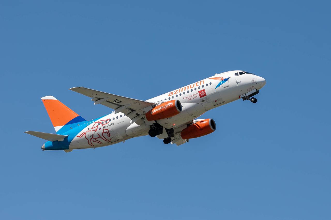 Первый регулярный рейс в Саудовскую Аравию отправится из Махачкалы 3 декабря Российская авиакомпания Азимут с декабря начнет выполнять полеты по направлениям Махачкала Джидда с частотой два раза в неделю а также Минеральные Воды Джидда один раз в неделю Время в пути составит 4 4 5 часа В партнерстве с ООО Национальная Хадж Компания авиаперевозчик предоставляет пассажирам возможность посетить мусульманские святыни Ознакомиться с расписанием вылетов и приобрести авиабилеты можно на сайте С 2023 года Минтрансом России и Росавиацией велась работа по открытию рейсов в Саудовскую Аравию Начало полетов это итог слаженной и планомерной работы регулятора авиакомпании Хадж миссии России и авиавластей иностранного государства авиа Минтранс в Telegram MAX