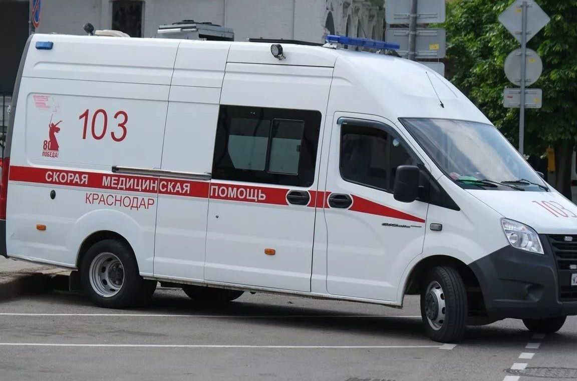 Следственный комитет возбудил уголовное дело после госпитализации троих семиклассников из краснодарской школы 104 Им стало плохо на уроке биологии из за странного запаха в кабинете Одну ученицу госпитализировали сразу еще двоих вечером Дело возбуждено по статье о халатности На месте работают следователи выясняющие обстоятельства происшествия В школе провели генеральную уборку занятия идут по расписанию Ситуация находится на контроле департамента образования Югополис Прислать фото или видео