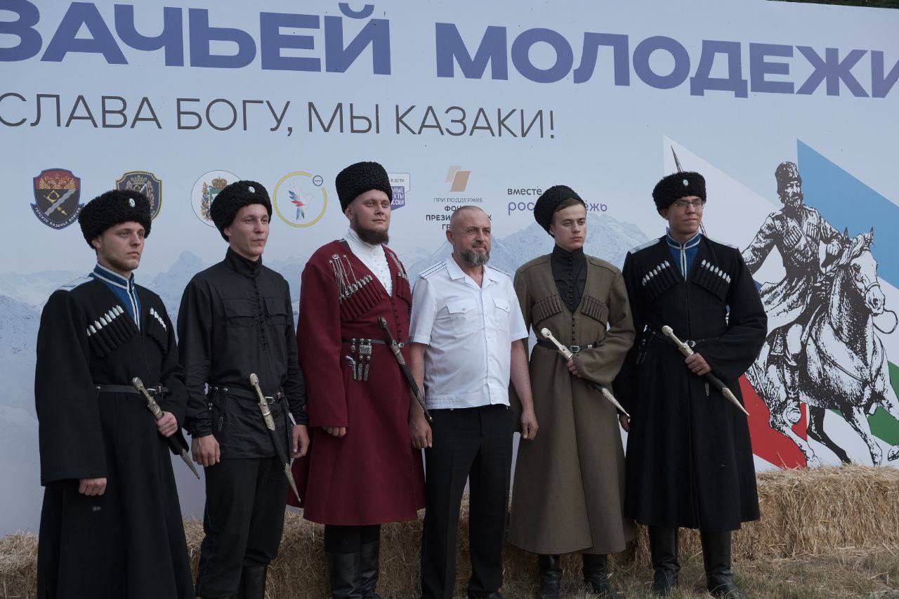 150 казаков из разных уголков России прибыли в Кабардино-Балкарию на Межрегиональный слет казачьей молодежи.    Участников ждёт насыщенная программа: военно-спортивные состязания, образовательные лекции, встречи с ветеранами СВО, а также культурно-досуговые мероприятия.    Особое внимание организаторы слета уделяют проектной работе и развитию межнационального диалога. В  этом году гости смогут погрузиться в историю казачества с помощью VR-технологий, попробовать блюда полевой кухни и посетить ярмарку традиционных ремёсел.