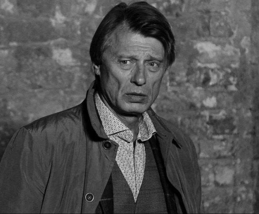 Умер актер Анатолий Лобоцкий ему было 66 лет Артист известен по сериалу Молодежка фильмам Зависть богов Калашников и многим другим картинам Причиной смерти стала продолжительная болезнь В 2024 году актеру удалили часть легкого из за периферического рака Лобоцкий служил в московском театре имени Владимира Маяковского он также играл в спектаклях петербургского театра имени Ленсовета