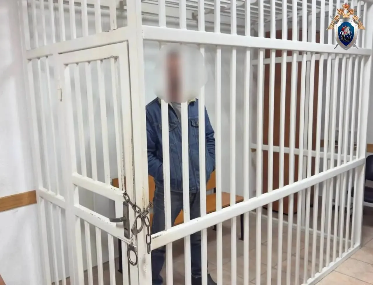 Арестован стрелок который попал из пневматики в подростка Напомним в Сочи 55 летний мужчина устроил тир в одном из дворов на улице Гагарина Пуля попала в 14 летнего мальчика он был ранен в грудь и руку Задержанному предъявлено обвинение в хулиганстве Он заключён под стражу до 30 июня 2026 года пока идёт расследование Об этом сообщили в СУ СКР по Краснодарскому краю   Быть в курсе Мы в MAX