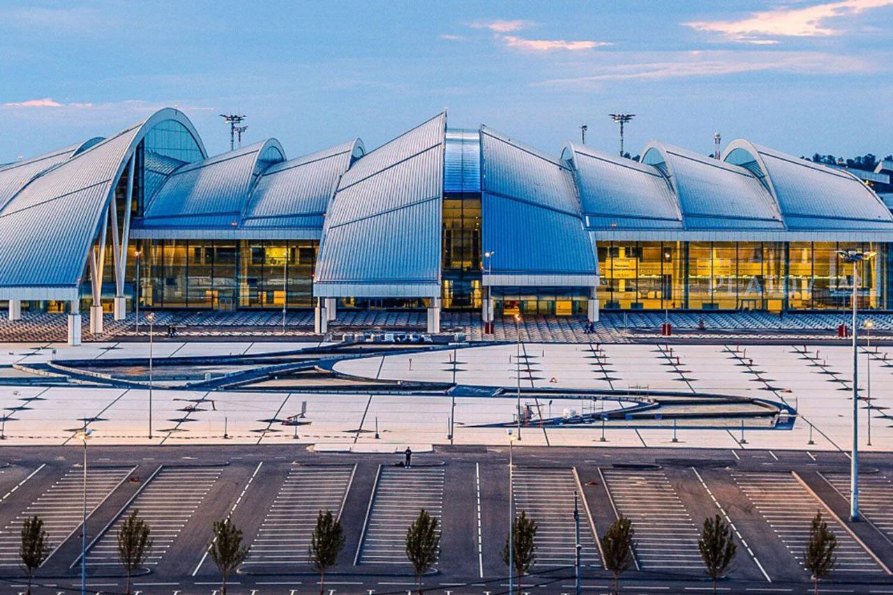 Зарегистрированная в Ростове авиакомпания Азимут обратилась к Росавиации за допуски к рейсам из ростовского аэропорта Платов Об этом сообщает Интерфакс Речь идет о регулярных рейсах в Актобе и Атырау Казахстан Джидду и Эр Рияд Саудовская Аравия Андижан Узбекистан Кроме того Азимут намерен работать на маршрутах Сочи Дубай Ростов и Сочи Самарканд Ростов В планах ростовского авиаперевозчика также чартеры Минводы Дубай Ростов и Минводы Самарканд Ростов