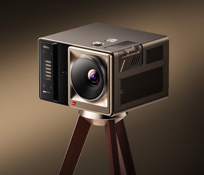 Лазерный проектор Hisense Vidda C5 Boundless Master с яркостью 6800 люмен оценили в 3500 Китайский производитель Hisense представил лазерный кинопроектор Vidda C5 Boundless Master Новинка уже доступна для предзаказа по цене 24 999 юаней около 3500 долларов и позиционируется как оборудование профессионального уровня для домашнего кинотеатра