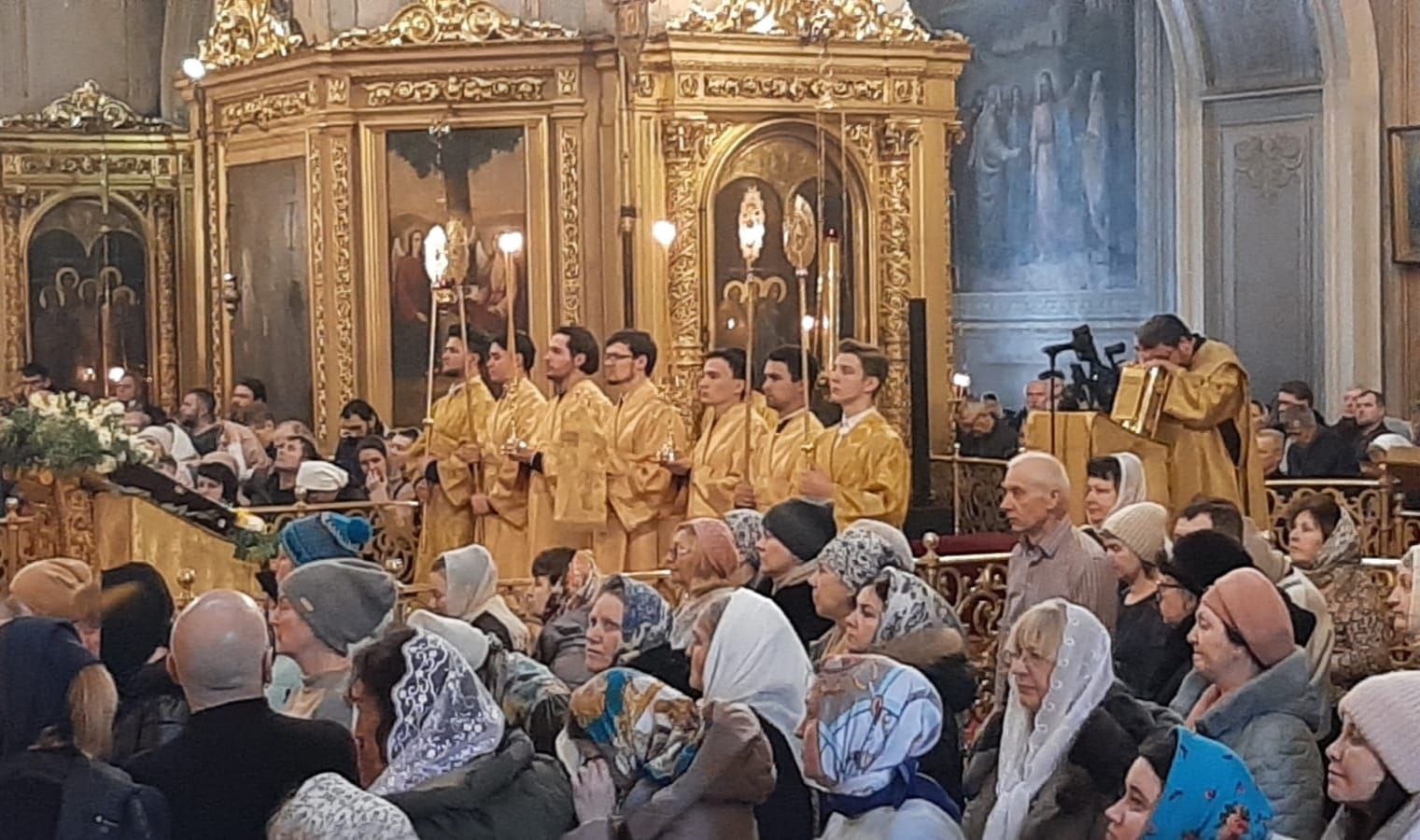 В Прощеное воскресенье в Богоявленском соборе пройдет вечерня с чином прощения В Богоявленском кафедральном соборе Томска состоится вечерня с чином прощения Богослужение начнется в 18 00 его возглавит митрополит Томский и Асиновский Ростислав Эта традиционная служба проходит в последний день перед Великим постом когда верующие испрашивают друг у друга прощения чтобы вступить в пост с чистой душой Подписаться Регион 70   Прислать новость