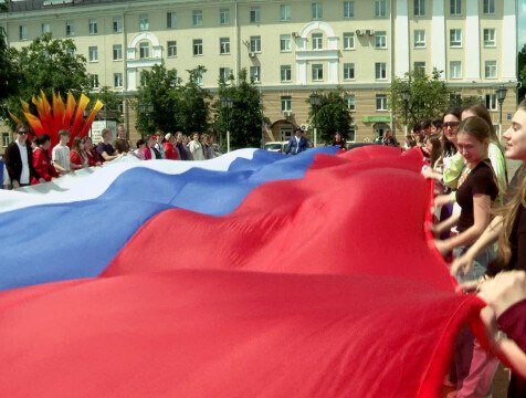 Огромный флаг растянули в честь Дня России в Калуге В преддверии Дня России калужане приняли участие в патриотическом флешмобе. В областном центре в рамках ежегодной акции ученики колледжей, студенты вузов и активисты молодой гвардии растянули на Театральной площади пятидесятиметровый триколор.