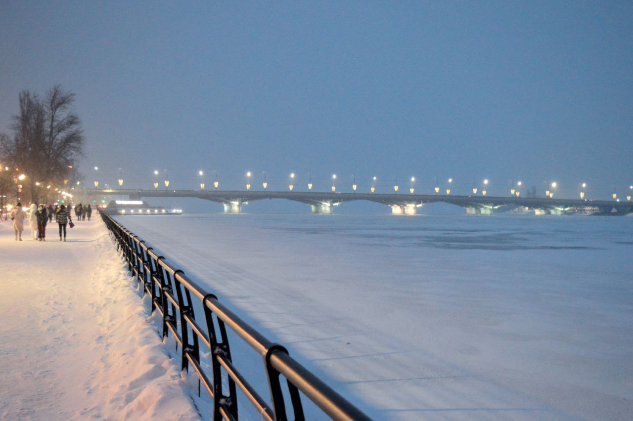 Воронежский каток на Адмиралтейской площади не будет работать 31 января из за непогоды Жителям и гостям Воронежа планировавшим провести субботу на льду придется изменить планы 31 января каток на Адмиралтейской площади не будет работать в течение всего дня из за сильного снега Об этом сообщила пресс служба мэрии График работы катка пришлось скорректировать еще вчера 30 января Из за метели отменились все вечерние сеансы Накануне город накрыл мощнейший снегопад Белые и пушистые хлопья выглядели милыми и сказочными только из окон офисов и домов Выйдя на улицу воронежцам мало того что потребовалось пробираться через сугробы так еще и пришлось уворачиваться от пронизывающей метели Мэр уже заявил что поручил профильным ведомствам подготовиться к работе в экстремальных условиях  Кстати синоптики предупреждают что 31 января ситуация не улучшится Ожидается обильный снег который может перерасти в бурю В начале февраля жителей региона застигнут морозы до 30 С Власти даже предупреждают о возможной отмене уроков в школах региона