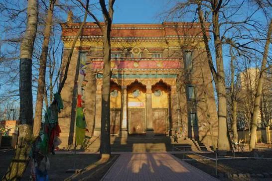 23 августа 2025 года в Санкт Петербурге отметил свой 110 летний юбилей буддийский храм Дацан Гунзэчойнэй Этот храм был освящён 23 августа 1915 года и стал первым буддийским храмом на европейской территории Евразии До недавнего времени он оставался самым северным буддийским храмом в мире Дацан Гунзэчойнэй уникален тем что сочетает в своём архитектурном облике черты северного модерна и тибетской сакральной архитектуры Строительство храма в Петербурге началось после того как представитель XIII Далай ламы Агван Ловсан Доржиев получил разрешение на это в 1900 году Средства на возведение были пожертвованы самим Далай ламой и собраны буддистами Российской империи Храм стал центром буддийской культуры и учения в Санкт Петербурге на протяжении многих лет несмотря на сложности в истории включая прекращение богослужений в 1916 году и разорение храма в 1919 году С возвращением буддийского храма верующим в 1990 х годах дацан восстановил свои функции и продолжает служить религиозным и культурным центром Празднование юбилея дацана обычно проходит в день освящения храма 23 августа и называется Днём Дацана который возглавляет настоятель и ламы храма В последние годы самый северный буддийский храм мира перестал быть только дацаном в Санкт Петербурге так как в Якутске был построен и действует ещё более северный буддийский храм Но историческое значение и красота дацана в Петербурге остаются важными для северного буддизма и культуры в России