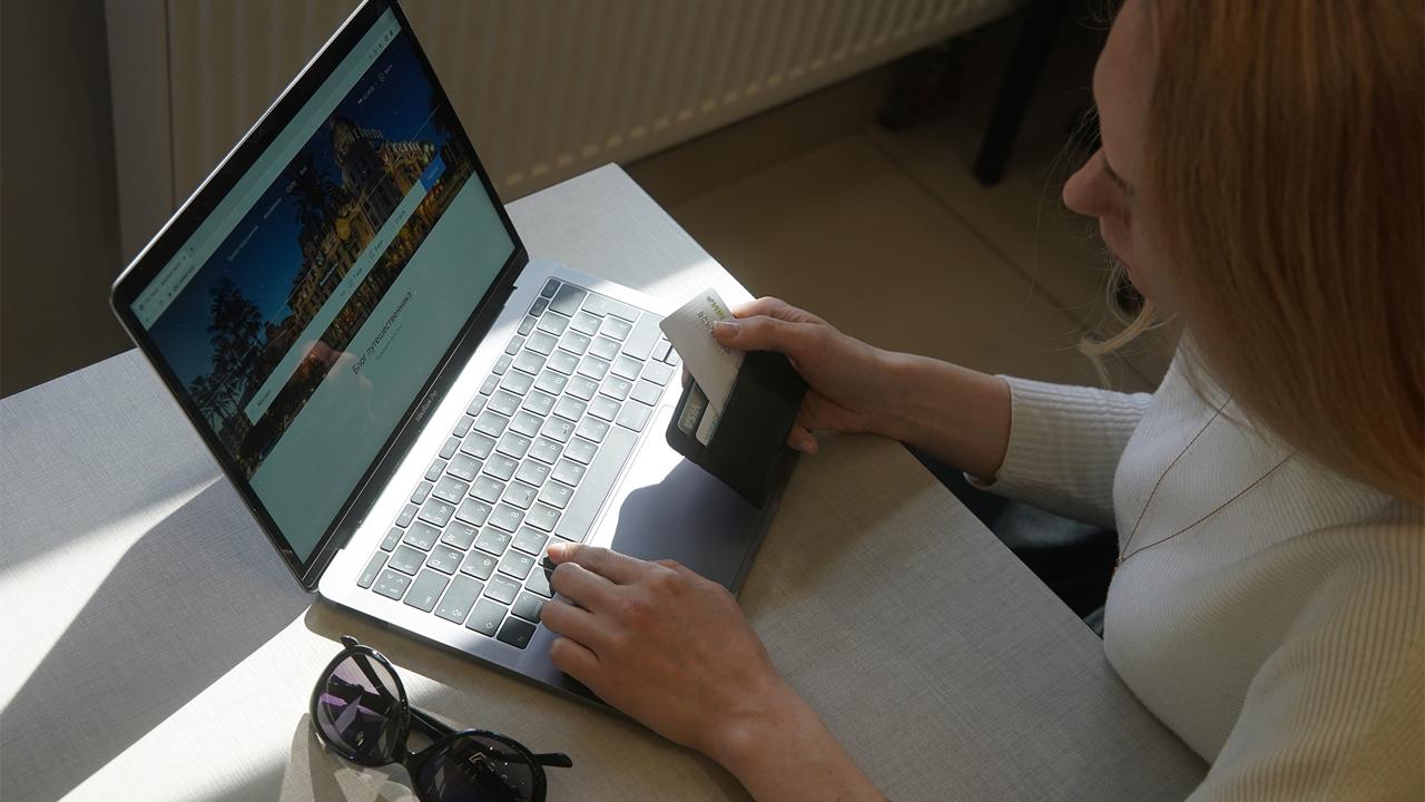 Бунт отельеров против Яндекса оживил рынок тревел сервисов Повышение комиссии Яндекс Путешествий на 2 п п до 17 спровоцировало жесткую реакцию отельеров и дало конкурентам второе дыхание Другие платформы начали переманивать гостиницы бонусами и более выгодными условиями а путешественникам предложили больше выгоды при бронировании В ход пошли повышенные кешбэки и скидки а также поддержка для бизнеса через кредиты и эквайринг Некоторые сервисы отдельно пообещали не повышать комиссию Крупные сети и так распределяли продажи между разными каналами поэтому быстро перестроились При этом небольшие частные отели оказались самыми уязвимыми из за повышения комиссии