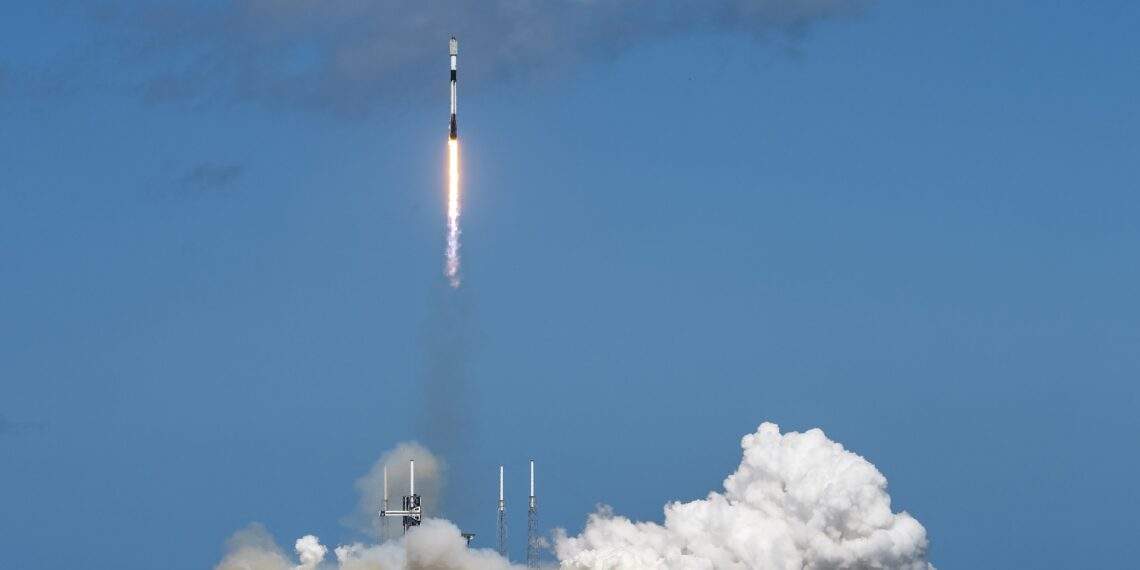 SpaceX снова штурмует потолок многоразовости Одна и та же первая ступень Falcon 9 отлетала 31 й раз вместе с повторным использованием обтекателя Это новый ориентир для ракетной многоразки С 2019 года компания вывела на орбиту уже более 10 000 спутников Starlink Зачем это нам Дешевле пуски быстрее темпы меньше одноразового железа в космосе Многоразовость перестала быть экспериментом и стала индустрией