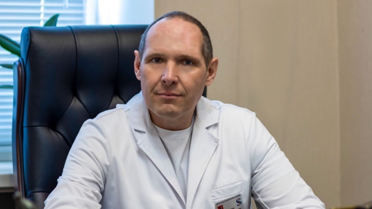 Руководитель Центра ментального здоровья в состоянии алкогольного опьянения избил мать 112 В центре которым заведует Сергей Спирин пациентов лечат от алкогольной зависимости banki oil