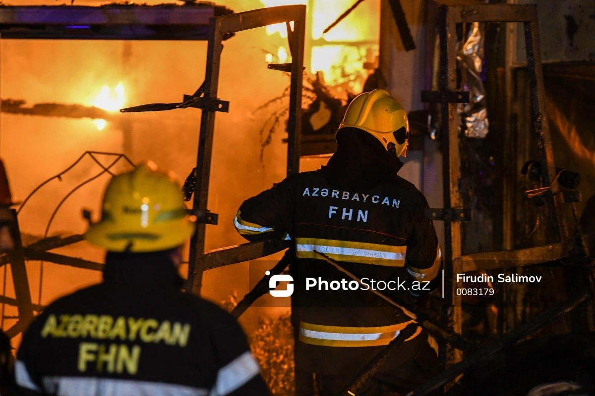 В селе Бидейиз Шекинского района мужчина сгорел в доме Как сообщает AПA около 02 00 в частном жилом доме принадлежащем 85 летнему местному жителю Али Хасыеву произошел пожар Дом общей площадью 100 кв м представлял собой одноэтажное строение состоящее из двух комнат и балкона К тушению пожара были привлечены техника и личный состав Государственной службы пожарной охраны В результате пожара сгорели легковоспламеняющиеся конструкции дома и предметы домашнего обихода В ходе осмотра места возгорания было обнаружено обгоревшее тело владельца дома А Хасыева По данному факту соответствующими органами ведется расследование ruoxuaz Шекинскийрайон сгорелчеловек Новости Азербайджана Написать нам