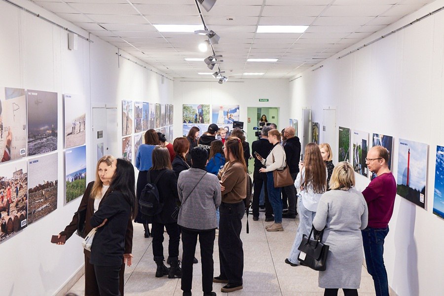 В Мурманске открылась фотовыставка посвященная волонтерским экспедициям проекта Чистая Арктика и Единого волонтерского центра региона На снимках работа добровольцев в самых труднодоступных местах Севера очистка территорий восстановление маяков родников и памятников За пять лет участники проекта собрали более 22 тыс тонн отходов и привели в порядок свыше 1100 га арктических территорий Этим летом волонтеры в Мурманской области и Карелии восстановили 98 захоронений времен Великой Отечественной войны и отреставрировали 10 памятников Выставка работает до 23 ноября и открыта для всех желающих Фото пресс служба проекта Чистая Арктика