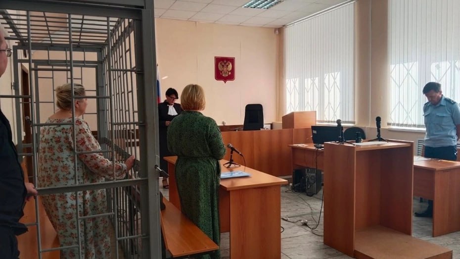  Глава Карабаново попала под следствие за махинации с землей на 11 млн рублей С января по сентябрь 2024 года чиновники незаконно подписали документы о продаже ряду местных жителей 23 земельных участков по улицам Лесная и 1-я Воронцова площадью около 10 соток каждый для целей растениеводства за общую сумму 38 тыс. рублей. При этом предварительного опубликования информации о продаже участков и организации аукционов не было. После этого, без внесения изменений в Правила землепользования и застройки и Генплан был установлен вид разрешенного использования участков «индивидуальное жилищное строительство», что кратно увеличило их стоимость. Возбуждено уголовное дело. И. о. главы города задержали. Подписаться Написать в редакцию