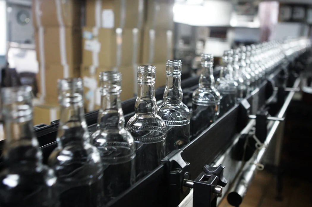 В России растет употребление традиционного корейского алкогольного напитка соджу в январе сентябре 2025 года его продажи в натуральном выражении увеличились на 105 6 год к году до 716 тыс декалитров Такая тенденция во многом связана с локализацией производства и очередным витком популярности азиатской культуры Эксперты считают что рынок еще далек от насыщения и ожидают дальнейшего роста категории Евгений Переверзев Коммерсантъ Ъузнал