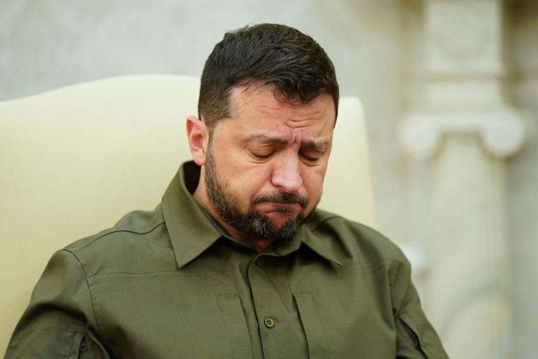 Зеленский пожаловался, что ряд стран ЕС так и не передали Украине помощь в размере 150 миллиардов евро. Его слова приводит издание "Страна. ua". Как заявил политик, ЕС "открыл возможность" для получения Киевом 150 миллиардов евро. По его утверждению, ряд стран объединения готов взять эту сумму под обязательства и затем передать Украине. "Уже 10 стран готовы взять эти деньги, но мы не видим результата, что они их взяли и передали нам. Считаю, что это вопрос и к НАТО, и к ЕС", - пожаловался Зеленский.