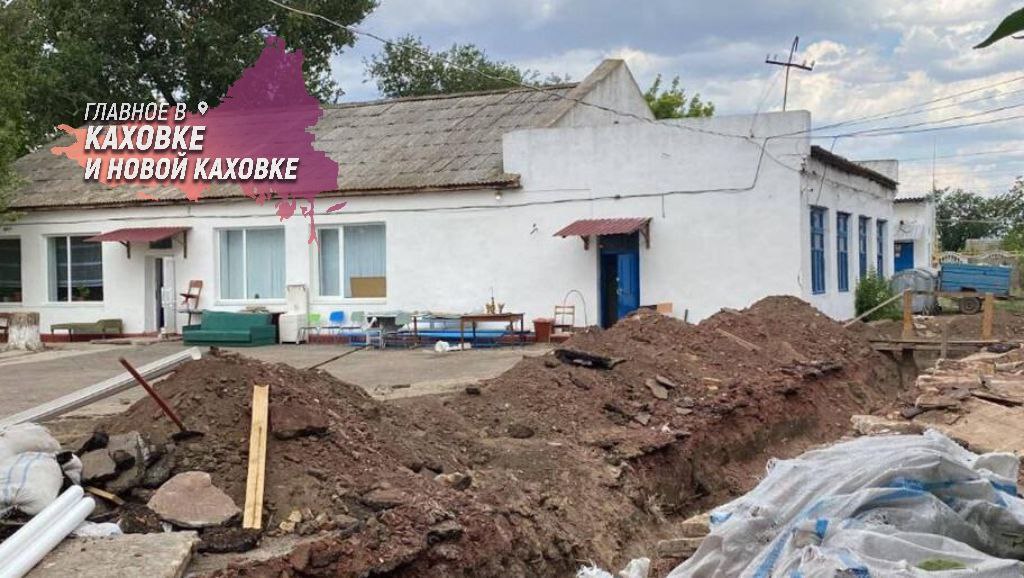 В Херсонской области образовательные учреждения не соответствуют современным стандартам безопасности Власти региона постепенно решают эту проблему, как сообщил и. о. замминистра образования и науки области Алексей Григорьев в интервью ХАН. В данный момент в области функционирует 106 школ, в которых обучаются около 21 тысячи детей. Одним из ключевых направлений модернизации является обеспечение пожарной безопасности и внедрение антитеррористических мер. Хотя это не удастся решить сразу, работа в этом направлении продолжается. Григорьев также подчеркнул, что в процессе восстановления школ проводится ремонт учебных классов и пищеблоков, с помощью Минстроя и их учреждений. Он добавил, что регионы-шефы оказывают значительную помощь, подготавливая школы к новому учебному году и предоставляя учебники и школьную форму.
