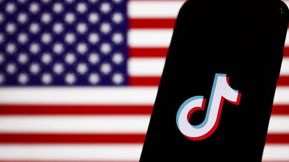 TikTok может перестать работать в США 19 января.  Об этом сообщают Hypebeast со ссылкой на заявление представителей приложения. В нем говорится, что им придется пойти на такие меры, если Верховный суд США не отменит закон, требующий продажи приложения.   Дональд Трамп попросил Верховный Суд дать будущей администрации некоторое время для достижения «политического решения» этого вопроса, хотя остается неясным, примет ли Верховный суд во внимание это заявление.  10 января состоится заседание, на котором суд рассмотрит  аргументы от представителей платформы, пользователей и Министерства юстиции, касающиеся возможного нарушения Конституции страны.  КК