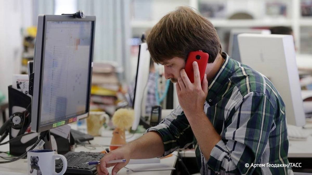 Каждый третий россиянин уверен, что его квалификация полностью соответствует рабочей должности. Чем выше доход и образование, тем выше уверенность в релевантности своих навыков, следует из результатов исследования ВЦИОМ. Согласно опросу, за последние три года 43% работающих россиян прошли профессиональную подготовку или переподготовку. Это в 1,3 раза больше по сравнению с 2005 годом, что связано с ростом требований рынка. "Хотя востребованность в навыках для карьерного продвижения растет, их влияние на уровень доходов перестало увеличиваться после 2013 года. Это указывает на противоречие: рынок требует квалификации, но не готов полноценно ее капитализировать в оплате труда", — говорится в исследовании.