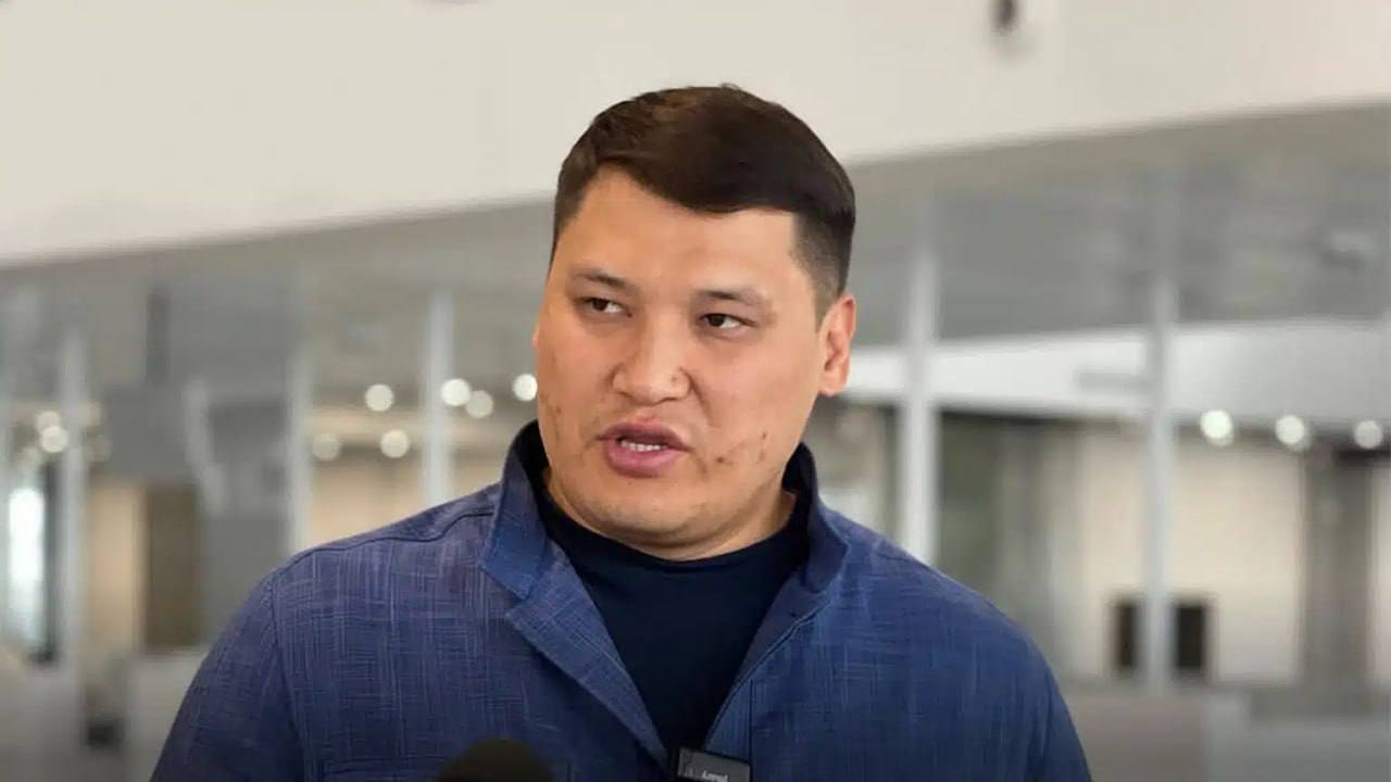 Стрелок заявил, что замакима Шымкента Берденов унижал его на работе  Ернар Жиембай рассказал, что Берденов спровоцировал конфликт не только заигрываниями с его женой, но и постоянными унижениями на работе.  «Что с твоим видом? Волосы повыпадали. Откуда ты взялся вообще?» – сказал Берденов. «Он задел мою честь. Но я не ответил ему грубостью. Он еще добавил: «В такой одежде вы работаете?» Я хотел объясниться, но он сразу начал злиться. Не хотел слушать. Когда я начинал говорить — перебивал. Хотел показать свою работу, а он говорил: «Что ты за человек вообще» — и начинал материться», — рассказал подсудимый.  Однажды, утверждает Жиембай, Берденов через посредников передал ему угрозы, а позже унизил лично. По словам обвиняемого, замакима якобы сказал:  «Твоя жена красивая, станет «секс-работницей», ребенок — сиротой».  Жиембай признался, что после этих слов почувствовал сильное унижение. Он добавил, что у него особенный ребенок, отец болен раком, а сестра недавно развелась   Курсив .