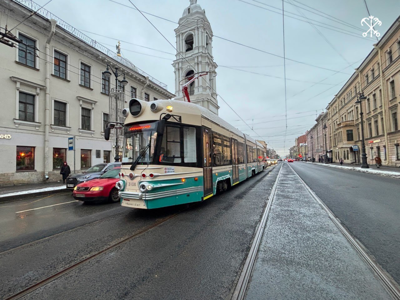 На Кадетской линии от Тучкова моста до Среднего проспекта отремонтировали трамвайные пути.   Специалисты уложили рельсы на одном уровне с проезжей частью. Для уменьшения шума и вибрации применили специальные прирельсовые вкладыши.    Здесь уже провели контрольную обкатку. С сегодняшнего дня снимаются все транспортные ограничения и возобновляется регулярное трамвайное движение.  Работы провели в рамках программы модернизации инфраструктуры городского электротранспорта.