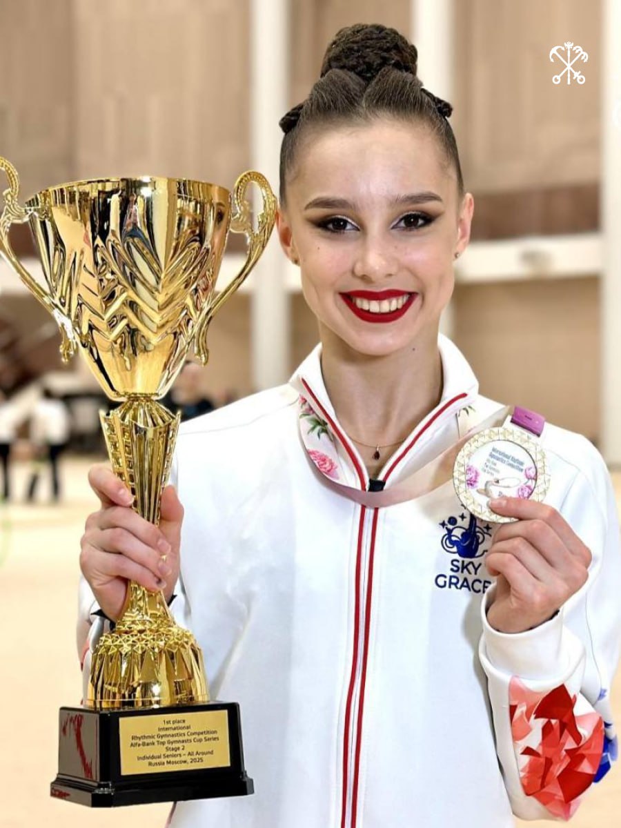 Петербурженка стала абсолютной чемпионкой 2-го этапа международных соревнований по художественной гимнастике «Кубок Сильнейших».  На турнире в Краснодарском крае Мария Борисова завоевала 5 золотых медалей. В многоборье она набрала 124,30 балла, а также одержала победы в финалах отдельных видов: в упражнениях с обручем, мячом, булавами и лентой.  #spbprav_спорт