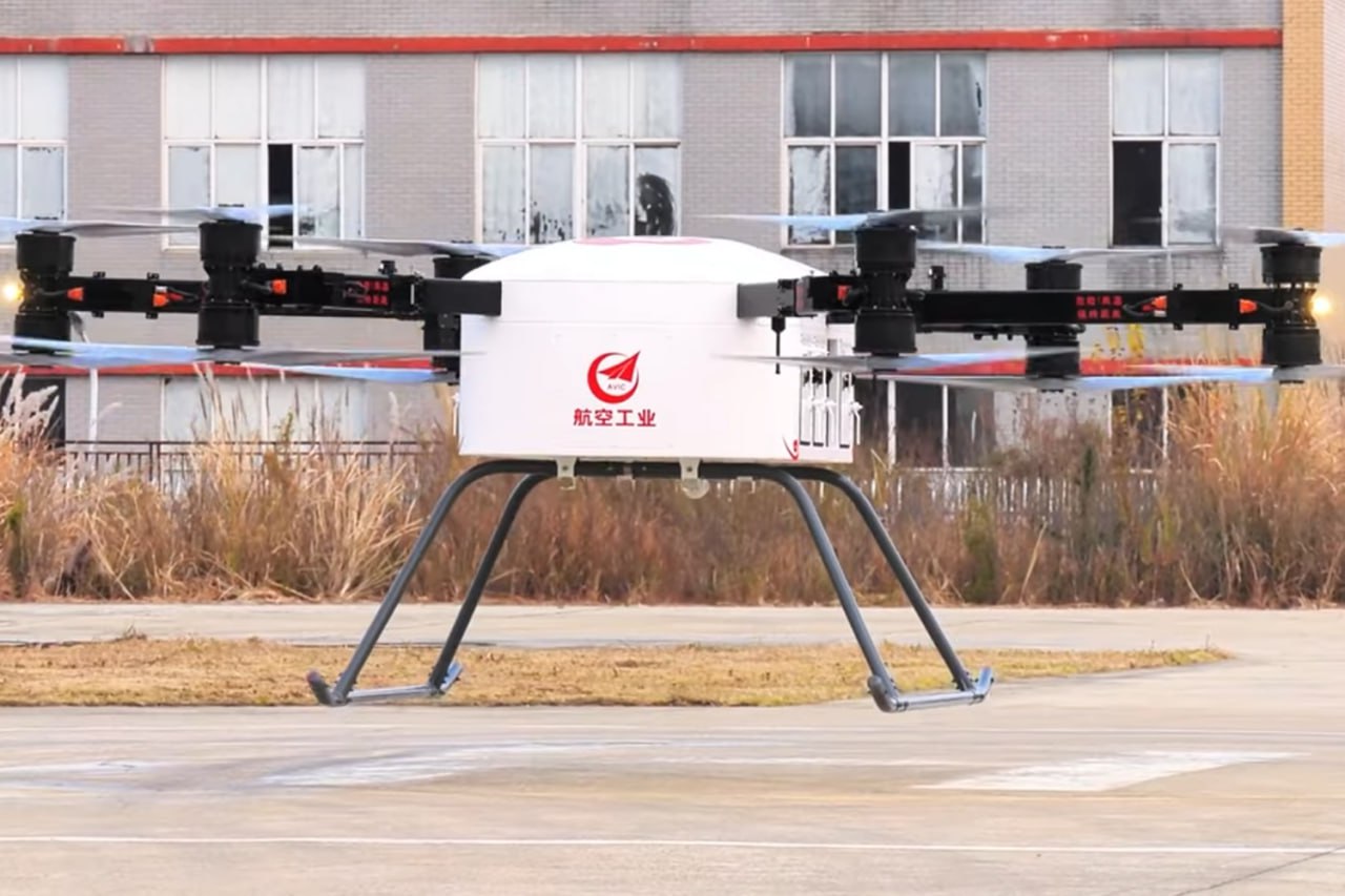 AR E800 КИТАЙ ИСПЫТАЛ БЕСПИЛОТНИК ГРУЗОВИК ВЕСОМ 800 КГ Авиастроительная компания AVIC успешно завершила тесты гексакоптера AR E800 способного поднимать до 300 кг груза Испытания проходили в китайском аэропорту Цзиндэчжэнь За четыре минуты аппарат совершил вертикальный взлет провел ряд маневров и точно приземлился Его основное предназначение доставка оборудования и вооружений в удалённые горные регионы ФОТО 中国新闻社 YouTube аврорамедиа технологии Информационная экосистема АВРОРА  МЕДИА МЕДИА НОВОСТИ РЕГИОН ЛАЙФ СПОРТ ГЕРЛЗ ХАЙТЕК ПЕРСОНЫ ИНСАЙД КРИМИНАЛ МОЛОДОСТЬ LIVE Медиа ресурсы АВРОРА  МЕДИА VK ВИДЕО RUTUBE YOUTUBE ДЗЕН VK TELEGRAM