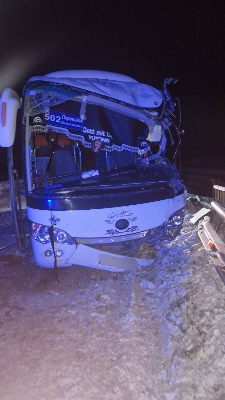 ИНФОРМАЦИЯ ГОСАВТОИНСПЕКЦИИ В связи с публикациями в СМИ о том что водитель погрузчика покинул место ДТП Госавтоинспекция Сахалинской области сообщает следующее 3 декабря 2025 года в районе 105 км автодороги Южно Сахалинск Оха действительно произошло столкновение погрузчика с пассажирским автобусом Информация о том что водитель спецтехники покинул место аварии  не соответствует действительности Водитель погрузчика остался на месте происшествия взаимодействовал с сотрудниками полиции и был привлечен к ответственности в установленном порядке ugibdd65