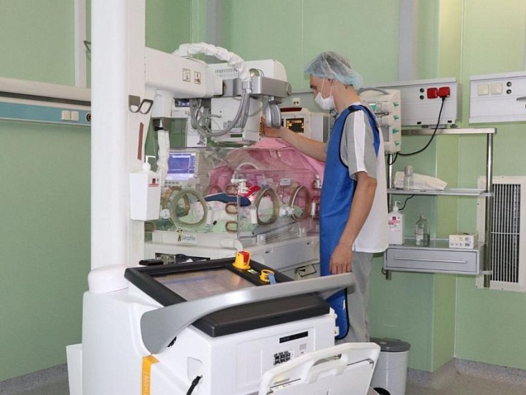 В ДАРе заработали рентген аппараты которые спасают жизни новорожденных Тем кто впервые дышит с весом в пару сотен грамм в ДАРе протянули руку помощи точную как часы рентген аппараты Два новых отечественных прибора приобретенных по нацпроекту Семья Они уже ежедневно спасают жизни в реанимации новорожденных Их передвижная конструкция позволяет делать снимки прямо у кроватки не тревожа малышей чье дыхание еще неустойчиво С помощью такого оборудования врачи точно видят как работают легкие младенца и правильно ли расположены жизненно важные трубочки и катетеры От этой точности часто зависит жизнь ребенка подчеркивают в Минздраве края barnaul i tochka Подписывайтесь на нас в MAX