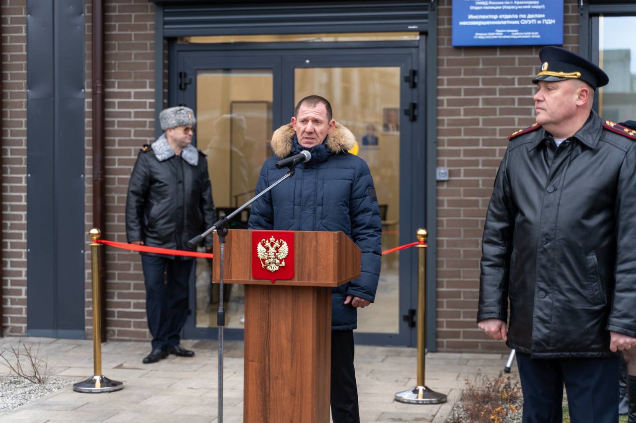 Девелопер ТОЧНО построил и передал городу новый пункт полиции  Девелопер «ТОЧНО» инвестировал 40 млн рублей в строительство нового здания участкового пункта полиции в поселке Знаменском Краснодара.   Глава города Евгений Наумов присутствовал на церемонии передачи объекта администрации.   Новое здание площадью 100 кв. м. рассчитано на работу участковых уполномоченных и инспекторов по делам несовершеннолетних, заменив старое помещение в здании «Северо-Кавказского научно-исследовательского института животноводства».  Подробности читайте на сайте.   ‍Работа  Авто    Глэмпинг