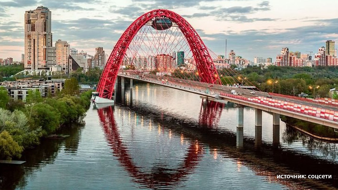 Трое подростков на лодке пытались пробраться на знаменитую смотровую площадку Живописного моста в московском Серебряном Бору. По данным SHOT, сегодня около 5 утра трое пацанов подплыли на лодке к опоре Живописного моста. Один остался охранять плавсредство, а остальные полезли к своей цели — заброшенной смотровой площадке. Правда, парни не учли, что местность плотно усеяна камерами, и их быстро обнаружила служба безопасности. Вытаскивать подростков из хай-тек-яйца приехали спасатели, пожарная машина, а на воде дежурили два катера. Всех троих вместе с лодкой передали сотрудникам полиции.