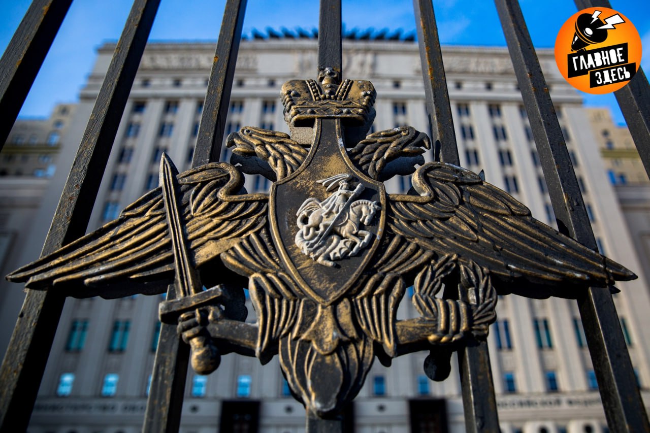 Бывшему начальнику управления Минобороны грозит 10 лет тюрьмы Гособвинение попросило приговорить к 10 годам колонии строгого режима экс главу управления департамента Минобороны по обеспечению гособоронзаказа Владимира Вертелецкого Его задержали в мае 2024 года По версии следствия он вместе с подчиненным получил взятку на более чем 1 8 млн руб от директора чебоксарского завода Металлист Сергея Червякова С предприятием в 2019 году был заключен контракт в рамках гособоронзаказа За взятку господин Вертелецкий должен был принять работы ненадлежащего качества Прокурор запросил штраф 3 8 млн рублей и удовлетворить иски на более чем 778 тысяч рублей Кроме того обвиняемого просят лишить госнаград и воинского звания полковника Главное здесь Подписывайтесь