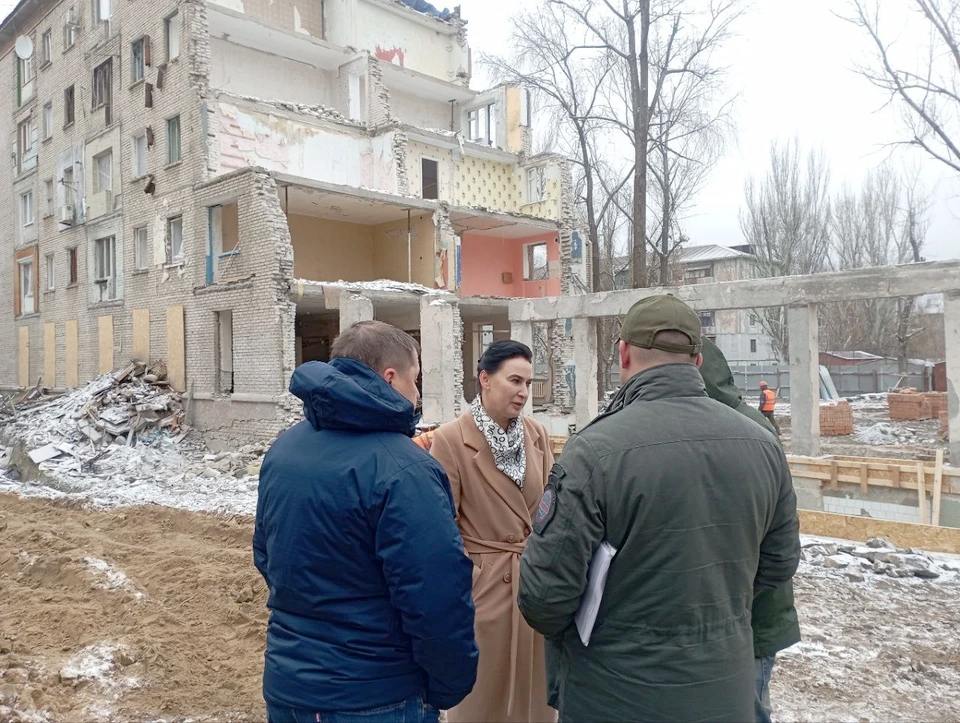 Пострадавший от обстрела в Луганске дом на Ватутина     Врип главы Луганска Яна Пащенко провела выездное совещание по восстановлению многоквартирного дома, частично разрушенного ВСУ.  Строение было повреждено в этом году во время обстрела. Участие в совещании приняли представили «Единого заказчика».  - Строители заверили, что восстановление жилого многоквартирного дома в квартале Ватутина будет завершено в 2025 году, - рассказала Яна Пащенко.  Она отметила, что несмотря на погодные условия работы ведутся по графику. Помощь для восстановления дома Луганску оказало Правительство РФ и региональный Кабмин.  - Наша главная задача поскорее вернуть жильё людям, вынужденным проживать у родственников, а также в пунктах временного размещения, - добавила мэр.