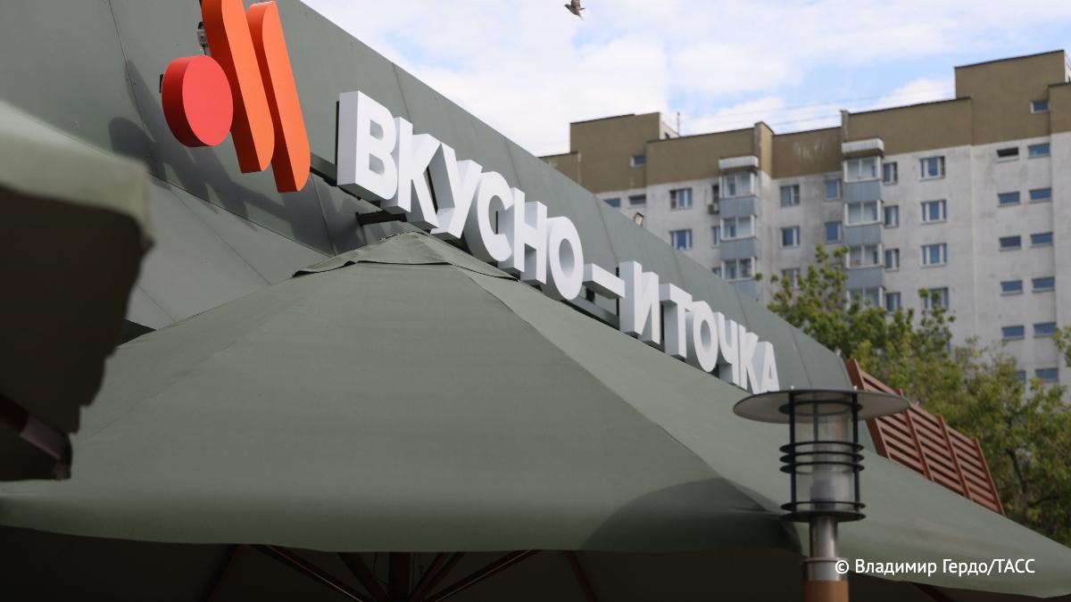 "Вкусно — и точка" никогда не запустит продажу алкоголя. Об этом сообщил ТАСС в кулуарах ПМЭФ гендиректор компании Олег Пароев. #ПМЭФ2025 / Москва